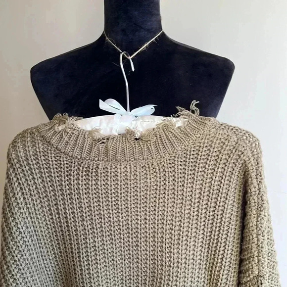 LTX SPORTSWEAR DISTRESSED SWEATER EUC SIZE LARGE - Picture 6 of 7